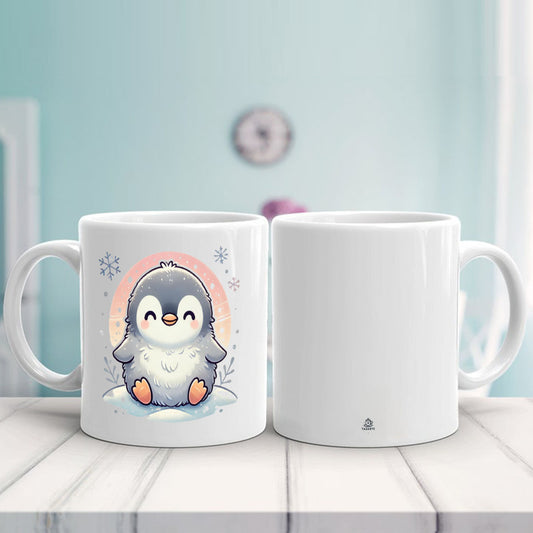 Taza de cerámica con diseño de un adorable pingüino estilo caricatura, rodeado de copos de nieve y tonos pastel, ideal para momentos cálidos en invierno.